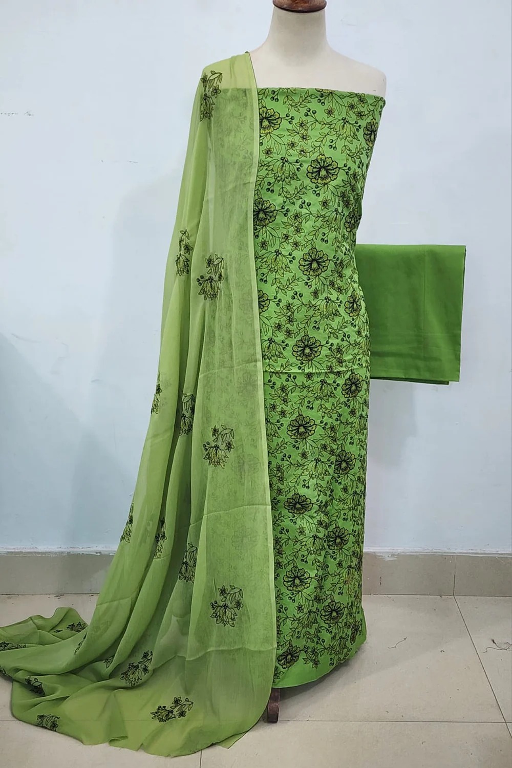 unstitched luxury embroidered lawn 3pc collection by bunnai unstitched luxury embroidered lawn 3pc collection by bunnai